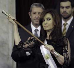 Cristina Kirchner com bastão presidencial